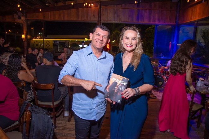 Vânia Leite lança seu primeiro livro “Reencontro” em evento acolhedor em Campo Grande