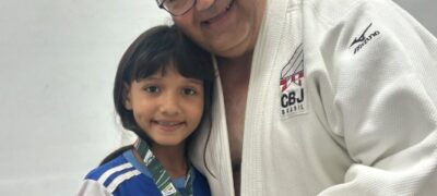 Bronze no brasileiro de judô, aluna do Sesi recebe medalha das mãos do presidente da FJMS