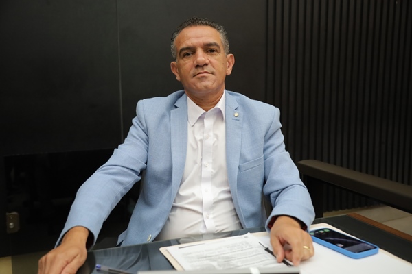 Vanderlei Avelino solicita limpeza urgente no Grande Marambaia e redutor de velocidade no Jardim Estoril
