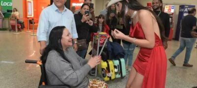 Cantora de MS surpreende Perla com homenagem no aeroporto