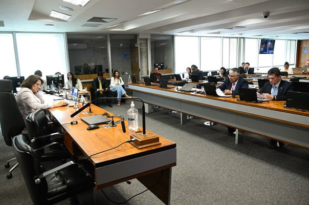CDH aceita proposta que proíbe escola de exigir vacina de covid-19