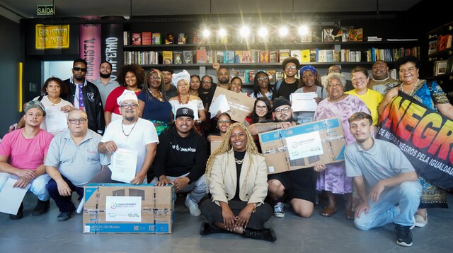 Ministério das Comunicações entrega 55 computadores a organizações do Movimento Negro no RS