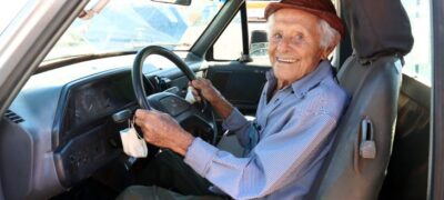 No volante da própria história: aos 102, Ranulfo renova CNH e se emociona ao ‘reconquistar’ independência