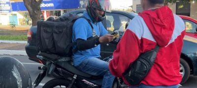 Motoentregadores recebem proteção UV em ação especial em Campo Grande