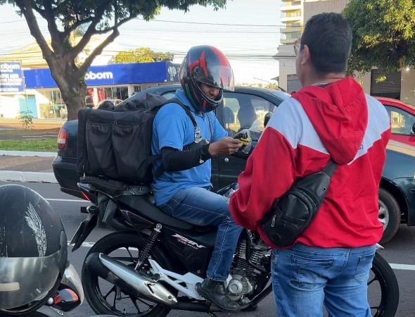 Motoentregadores recebem proteção UV em ação especial em Campo Grande
