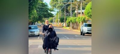 Padres de MS viralizam ao divulgar festa religiosa com megafone em bicicleta cargueira