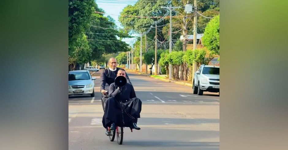 Padres de MS viralizam ao divulgar festa religiosa com megafone em bicicleta cargueira