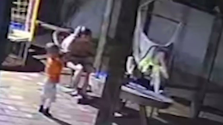 Vídeo: Criança de dois anos mata mãe com disparo acidental