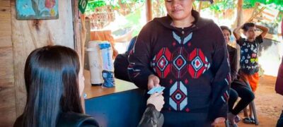 Entrega de cartões do Mais Social leva segurança alimentar para famílias da aldeia urbana Água Funda