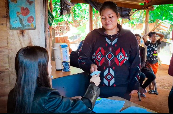 Entrega de cartões do Mais Social leva segurança alimentar para famílias da aldeia urbana Água Funda