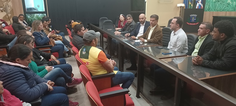 Senador Nelsinho Trad participa de reunião na Câmara com vereadores e agentes de saúde