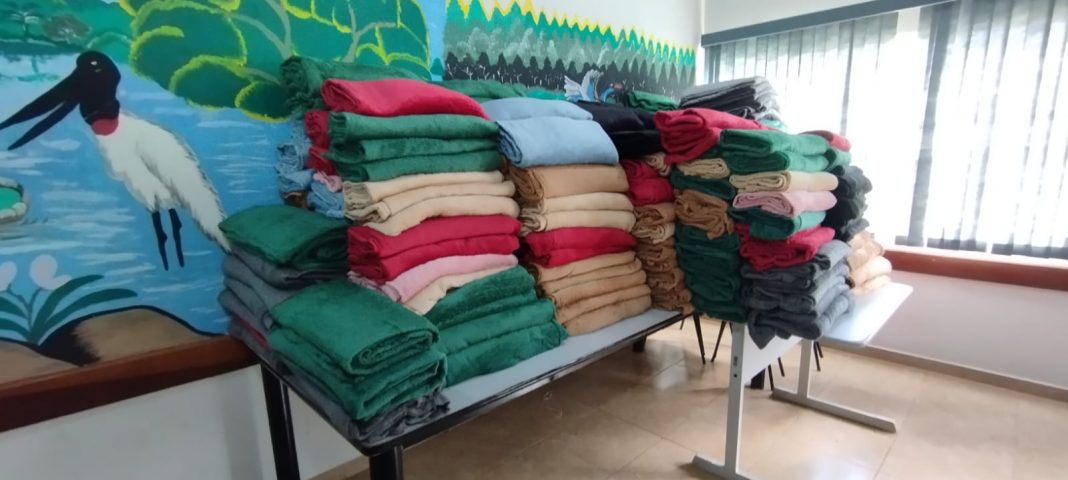 Junto com o frio, Assistência Social de Caracol entrega cobertores e carinho