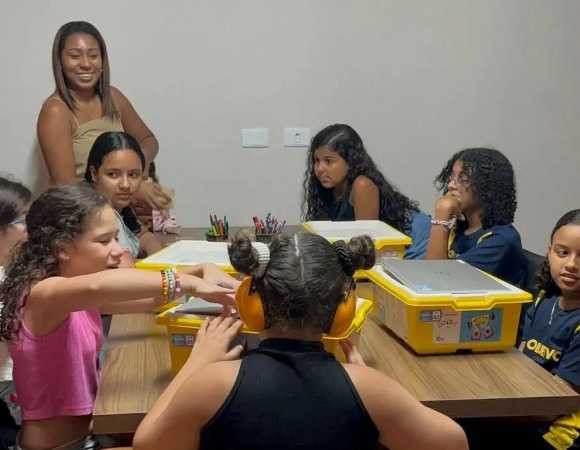 Equipe do Sesi leva oficinas de robótica para crianças e adolescentes neuroatípicos