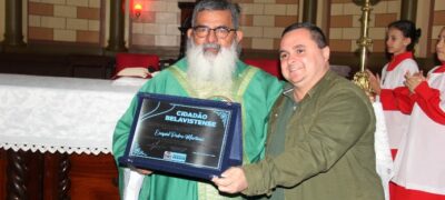Padre Ezequiel Pedra recebe Título de Cidadão Bela-vistense das mãos do vereador JT