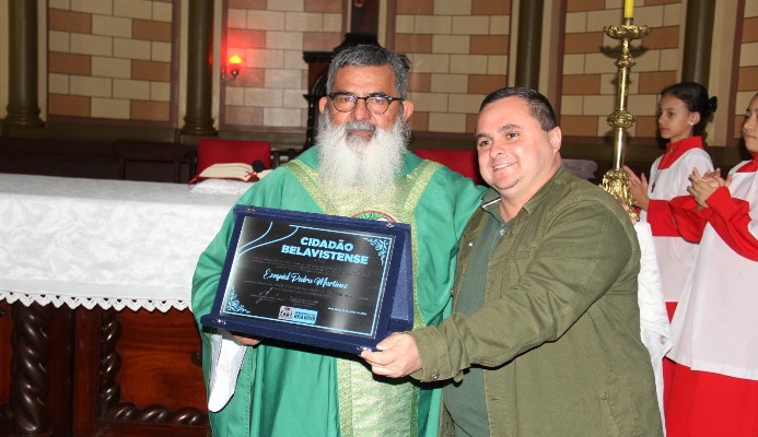 Padre Ezequiel Pedra recebe Título de Cidadão Bela-vistense das mãos do vereador JT
