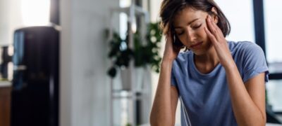 Dor de cabeça pode ser problema de visão? Saiba como identificar os sinais