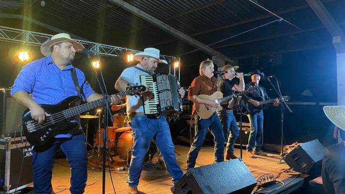 Grupo Pé de Cedro celebra a cultura de MS com show de estreia no Clube dos Sargentos