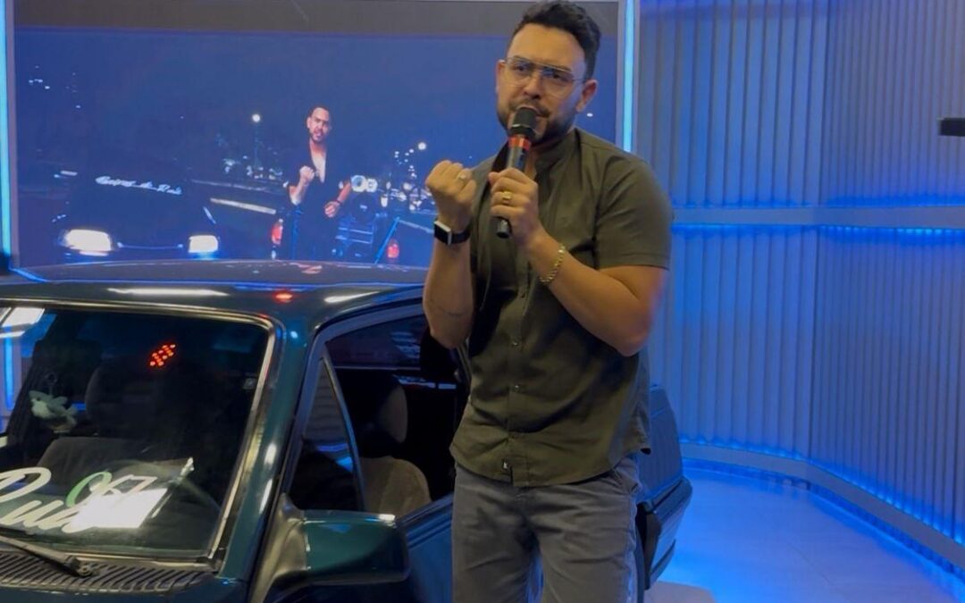 Cantor Max Henrique ‘invade’ estúdio da TV MS Record com Monza e lança hit
