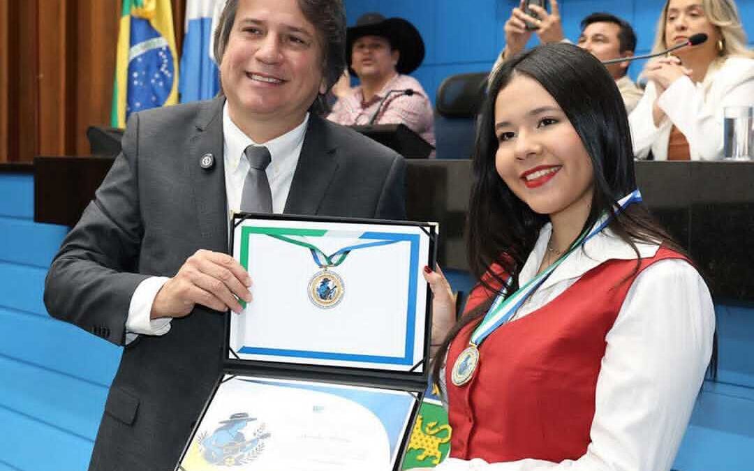 Cantora e instrumentista Kamilly Martins é homenageada na Assembleia Legislativa de MS