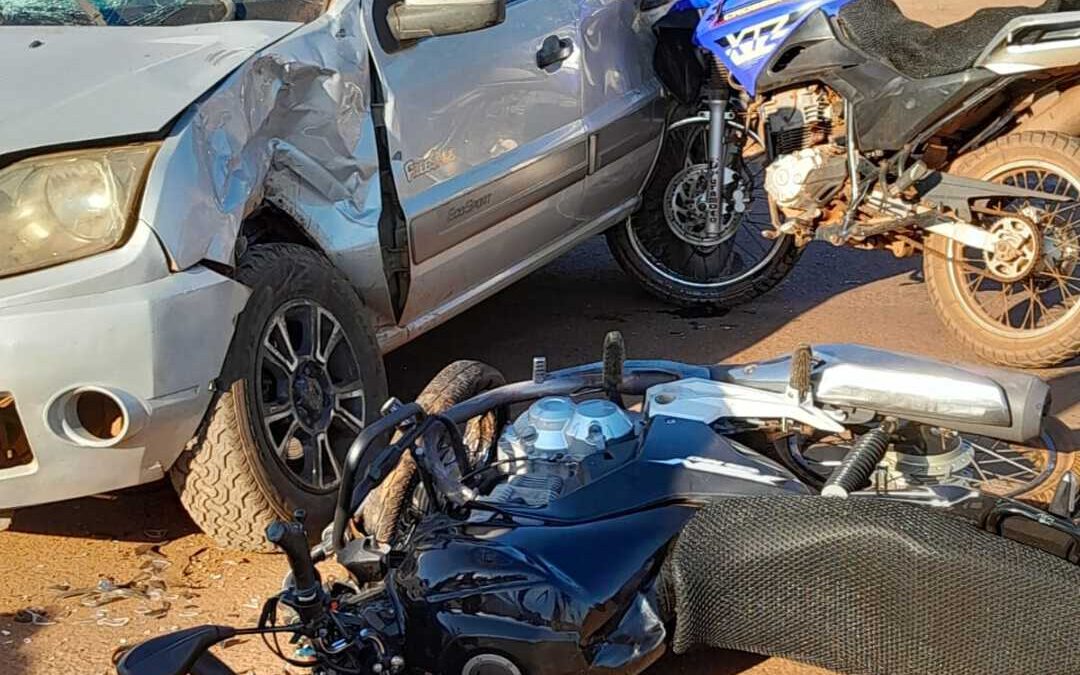Acidente envolvendo duas motocicletas e um carro na Avenida Teodoro Sativa