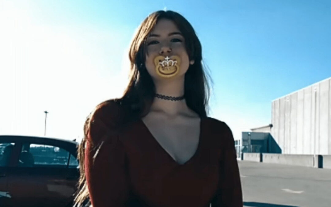 Chupetas viram acessório tendência para alívio do estresse nos jovens