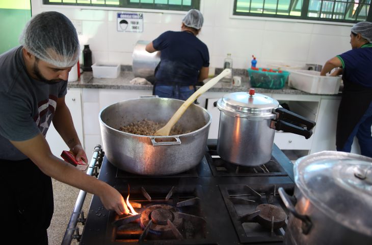 Gás natural encanado nas escolas estaduais de MS gera economia de gastos e segurança nas unidades