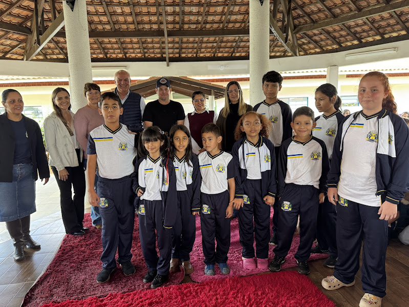 Caracol entrega uniformes para 100% da Rede Municipal de Ensino