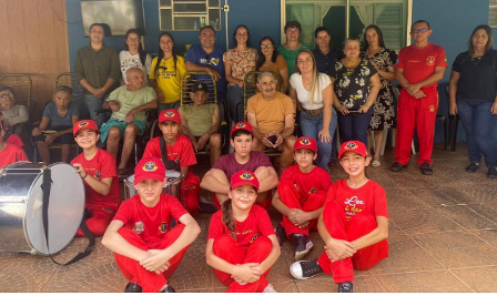 Encontro de Gerações: CRAS e Bombeiros do Amanhã Levam Música e Cuidado ao Lar dos Idosos