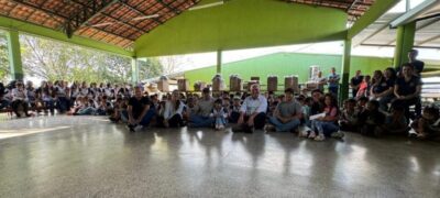 Escola Inácio Silvestre Monteiro, no Alto Caracol, entrega novos uniformes em clima de festa e desfile