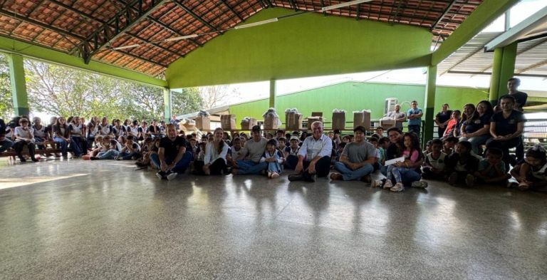 Escola Inácio Silvestre Monteiro, no Alto Caracol, entrega novos uniformes em clima de festa e desfile