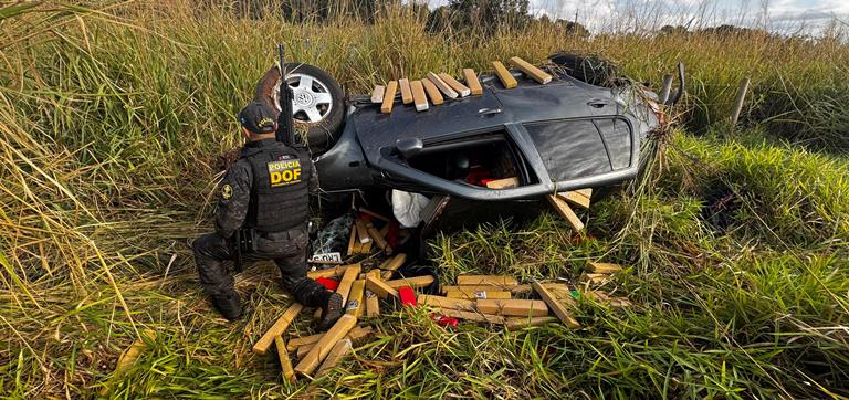 DOF apreende 850 quilos de drogas após veículo capotar e sair da pista