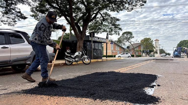 Operação Tapa-Buracos em Jardim-MS aplica 12 toneladas de asfalto na região central