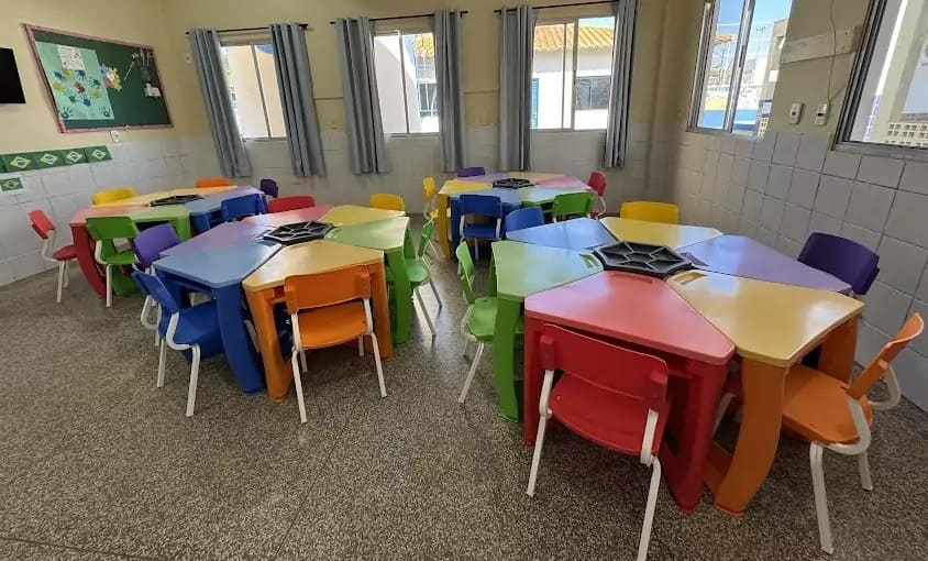 Prefeitura de Caracol adquire novas carteiras modernas e lúdicas