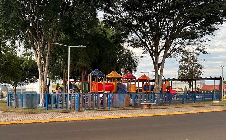 Festa milionária e pequenos investimentos marcam primeiros oito meses de gestão em São Gabriel do Oeste