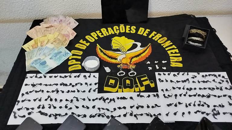 Dupla é presa pelo DOF com mais de 230 papelotes de cocaína em Antônio João
