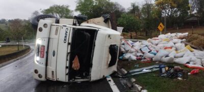 Acidente na entrada de Caracol: Carreta tomba, mas motorista sai ileso