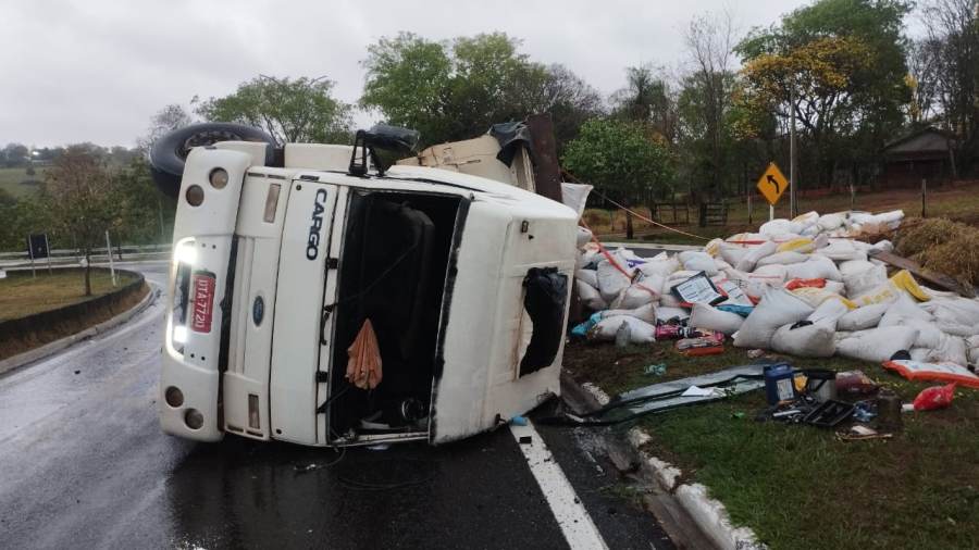 Acidente na entrada de Caracol: Carreta tomba, mas motorista sai ileso