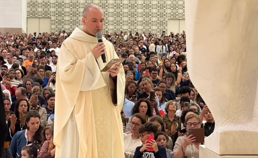 Frei Gilson celebra Missa com grupo de brasileiros no Santuário em Fátima Portugal