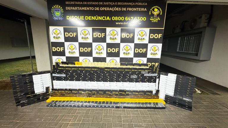 DOF apreende quase 500 celulares em compartimentos ocultos de carreta bitrem