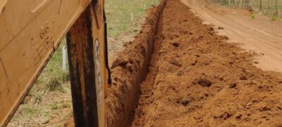 PMA multa em R$ 35 mil e apreende máquina em Rochedo por obra irregular sem licença ambiental