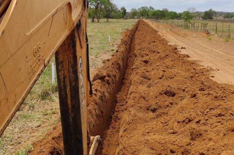 PMA multa em R$ 35 mil e apreende máquina em Rochedo por obra irregular sem licença ambiental