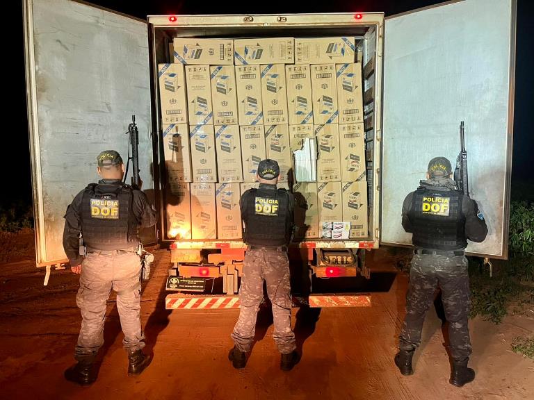 Caminhão furtado é recuperado pelo DOF carregado com 15 mil pacotes de cigarros contrabandeados