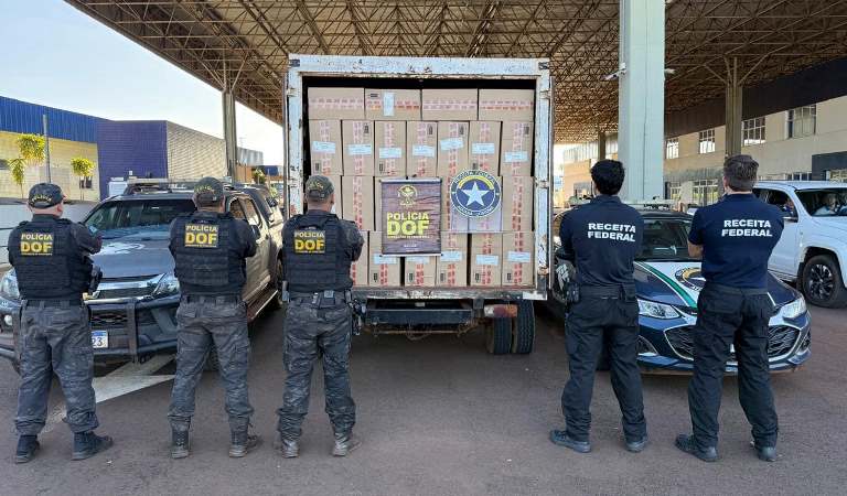 DOF e Receita Federal recuperam caminhão furtado e apreendem cigarros durante operação na fronteira
