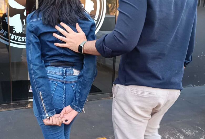 Suspeita de participar de ataques contra delegada nas redes sociais é levada à delegacia