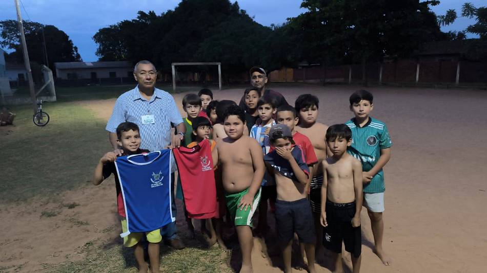 Grêmio Pedro Rufino entrega coletes a crianças de projeto social do Erva Mate