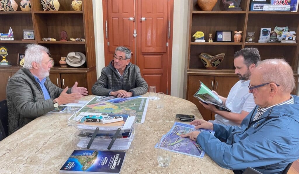 Prefeito Nelson Cintra Recebe Representantes de Foz do Iguaçu para Tratar sobre o Porto Seco e Expansão Urbana de Porto Murtinho