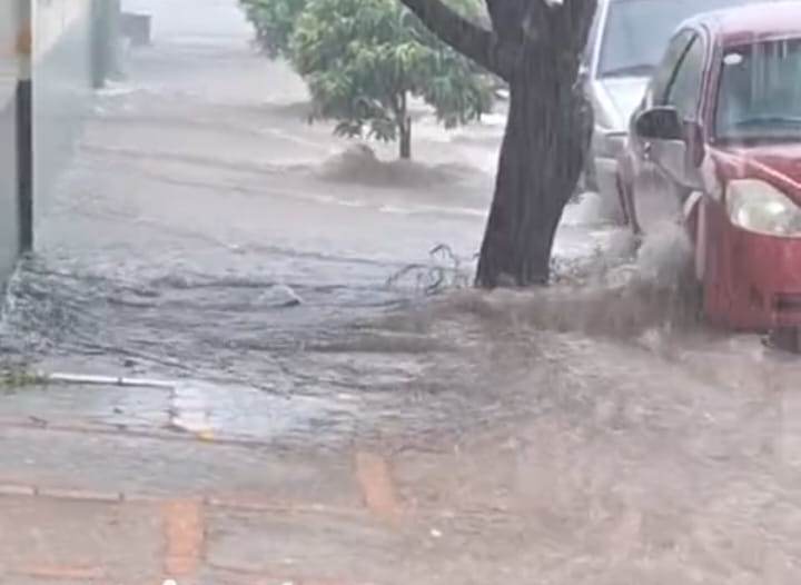 Temporal causa alagamentos e transtornos em Bela Vista