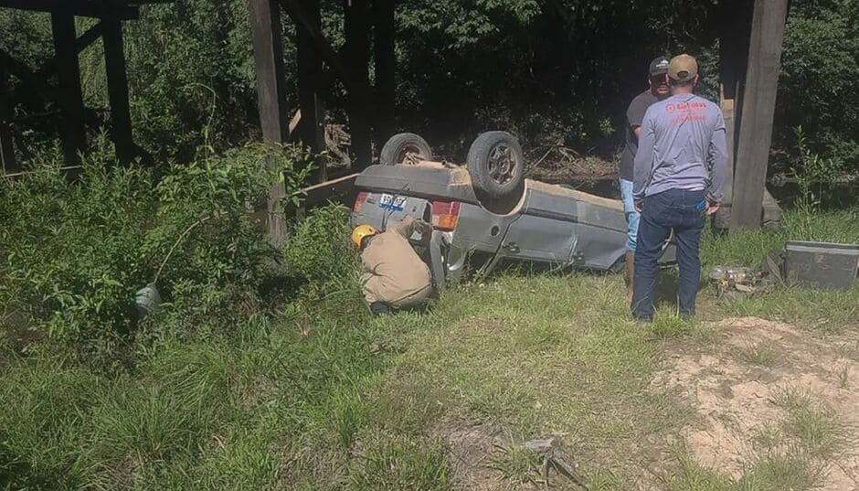Veículo sofre pane, cai de ponte e três pessoas ficam feridas em Porto Murtinho