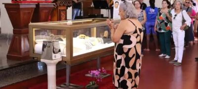 Fiéis madrugam para ver réplica do corpo de São Vicente de Paulo em Campo Grande