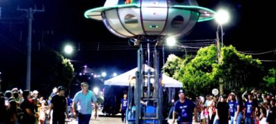 Em Caracol, Papai Noel chega de nave extraterrestre e encanta multidão no Natal de Luzes